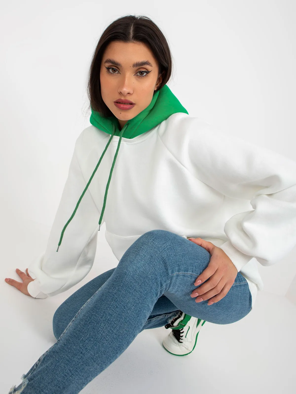 Beżowo-czarna luźna dresowa bluza basic z kapturem - zdjęcie 3