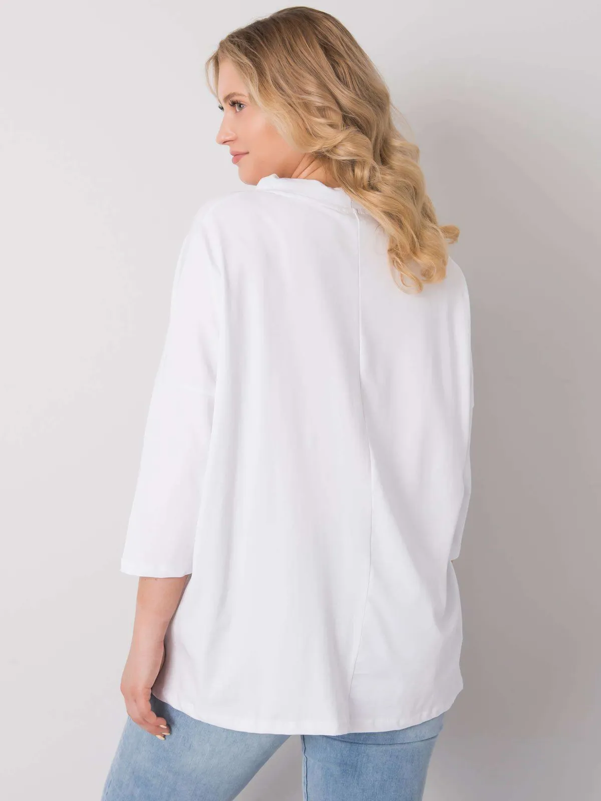 Biała bluzka plus size z błyszczącymi aplikacjami - zdjęcie 4