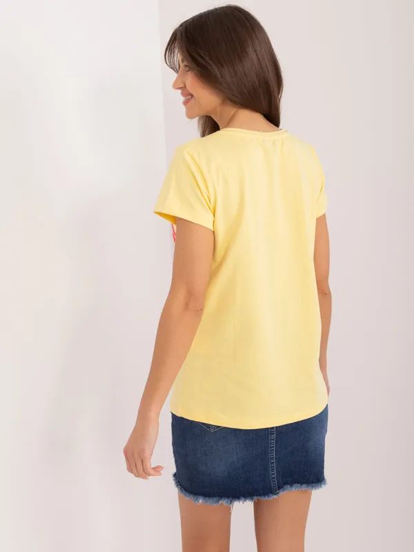 Casualowy t-shirt z haftowanym kwiatowym motywem - widok 2