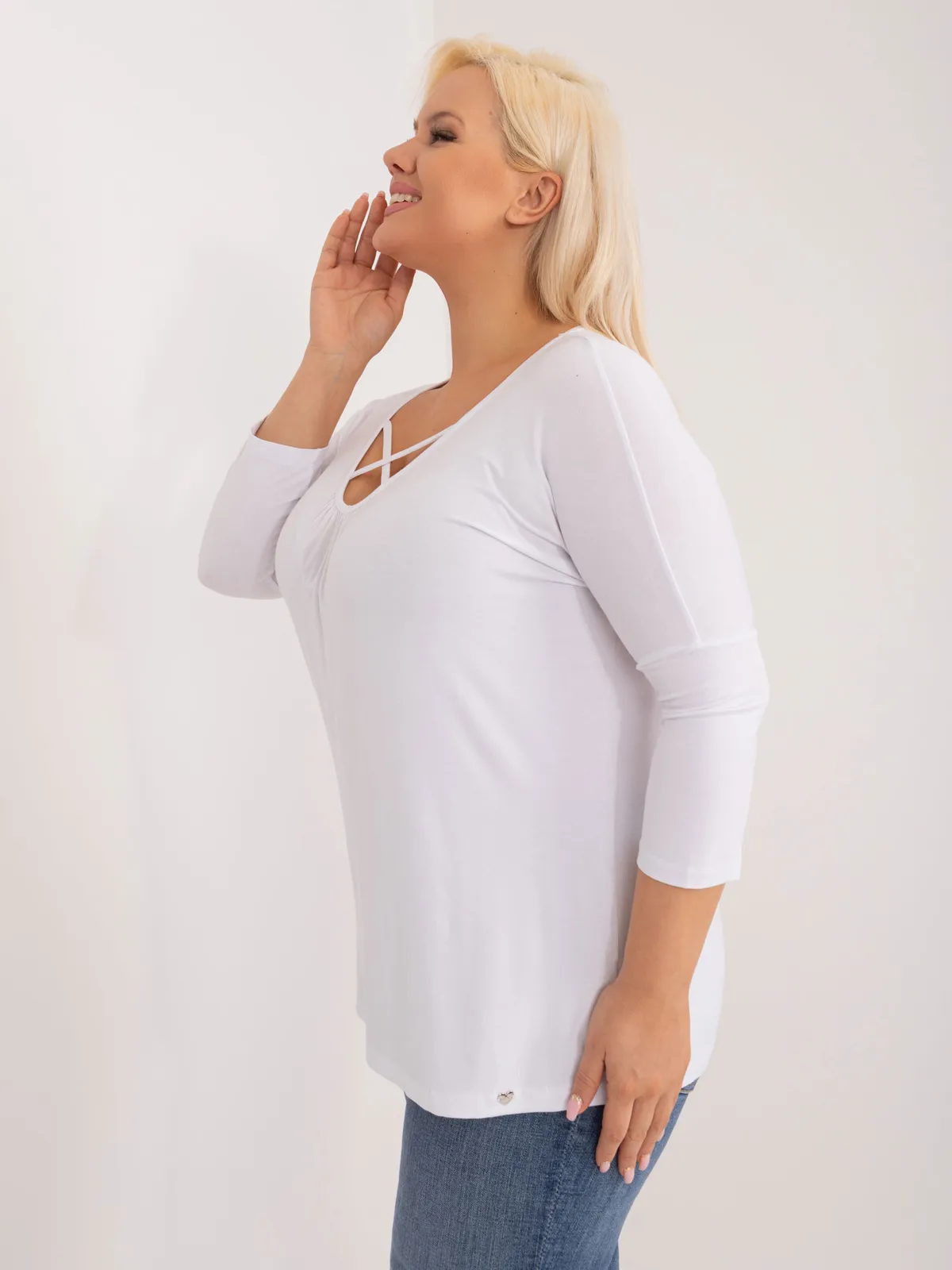 Biała wiskozowa bluzka plus size - zdjęcie 4