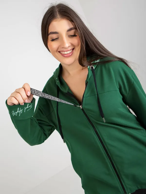 Ciemnozielona rozpinana bluza plus size z napisami - widok 2