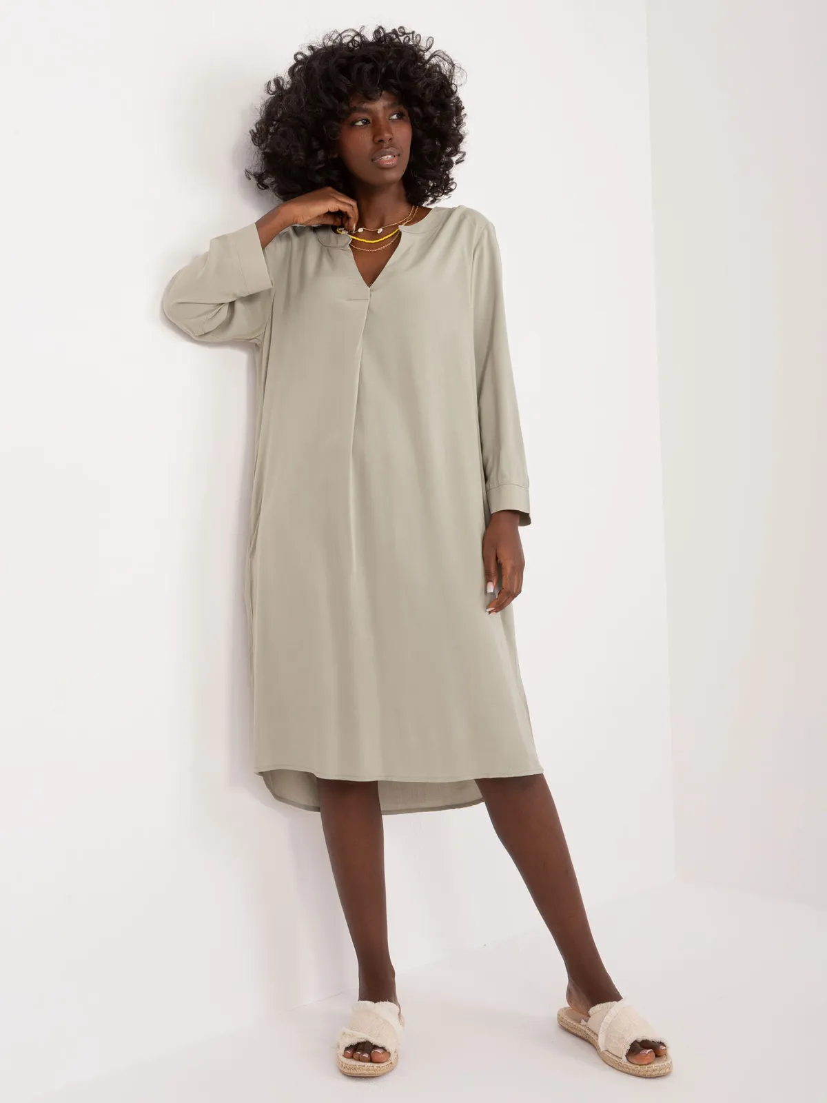 Minimalistyczna sukienka o kroju oversize z dekoltem - zdjęcie 2