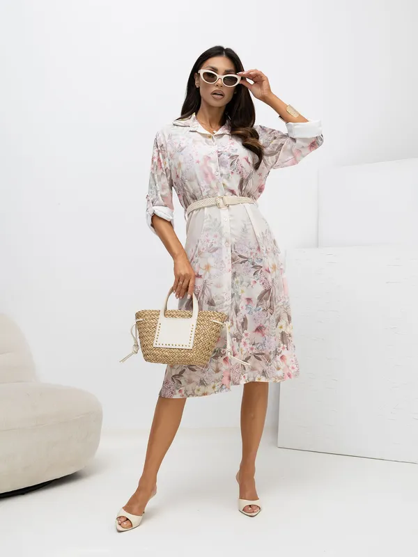 Koszulowa sukienka midi w roślinne motywy z paskiem - widok 2