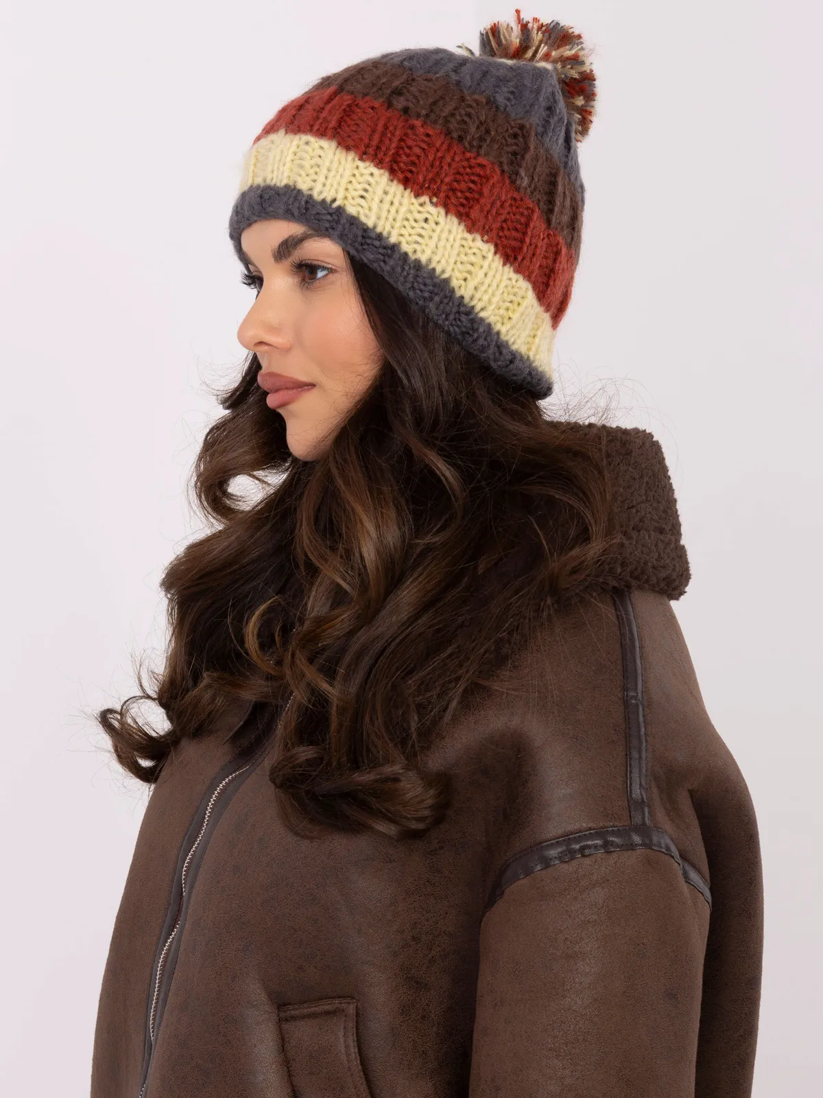 Ciepła czapka z pomponem w pasy casualowa - zdjęcie 1