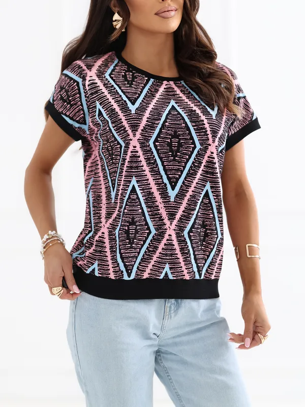 Krótki t-shirt o geometrycznym wzorze w stylu retro