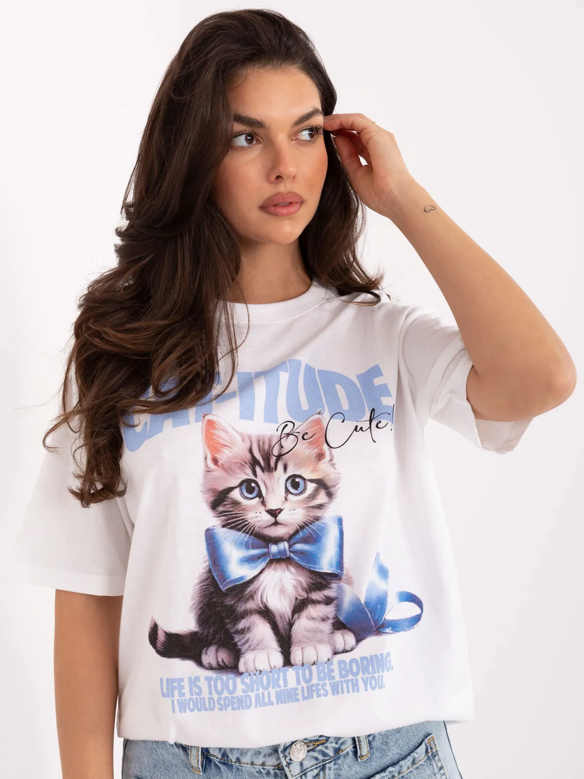 T-shirt oversize z nadrukiem kotka w stylu casual - zdjęcie 4
