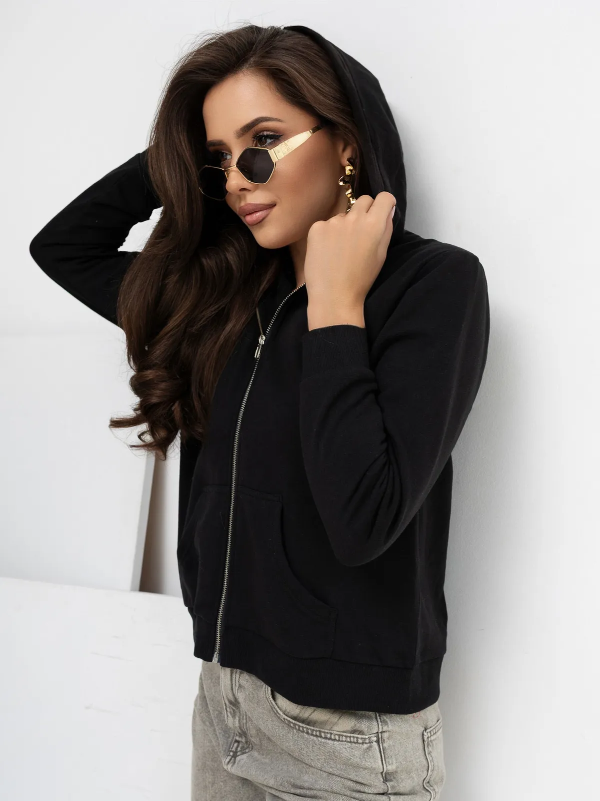 Biała rozpinana bluza basic z kieszeniami - zdjęcie 3