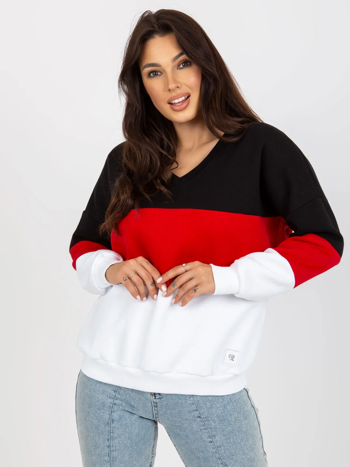Czarno-beżowa dresowa bluza basic z dekoltem V - zdjęcie 6