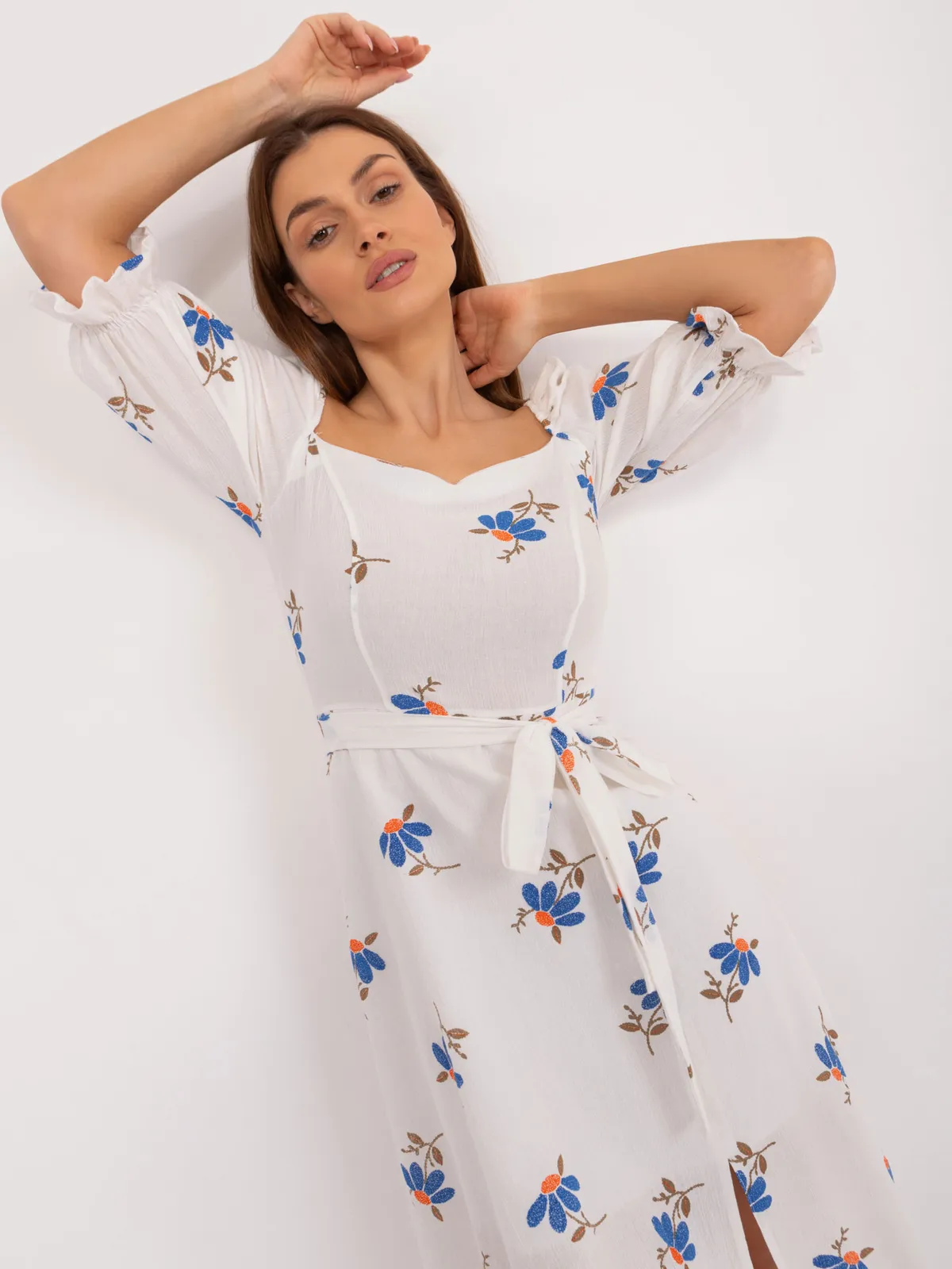 Sukienka midi o kroju boho z bufkami - zdjęcie 1