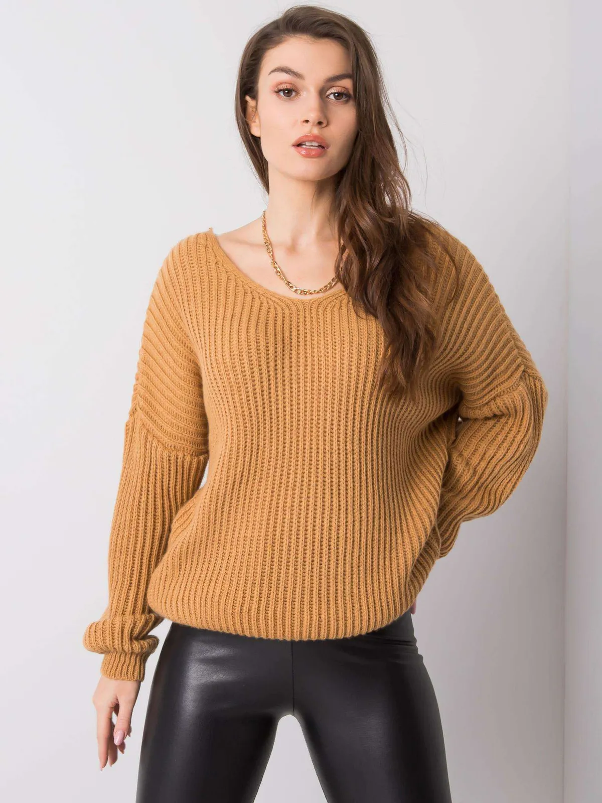 OCH BELLA Camelowy sweter z dekoltem na plecach - zdjęcie 2