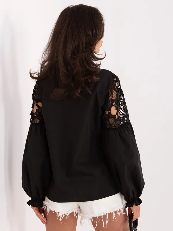 Koszula z ozdobnymi wycięciami i bufiastymi rękawami - widok 2