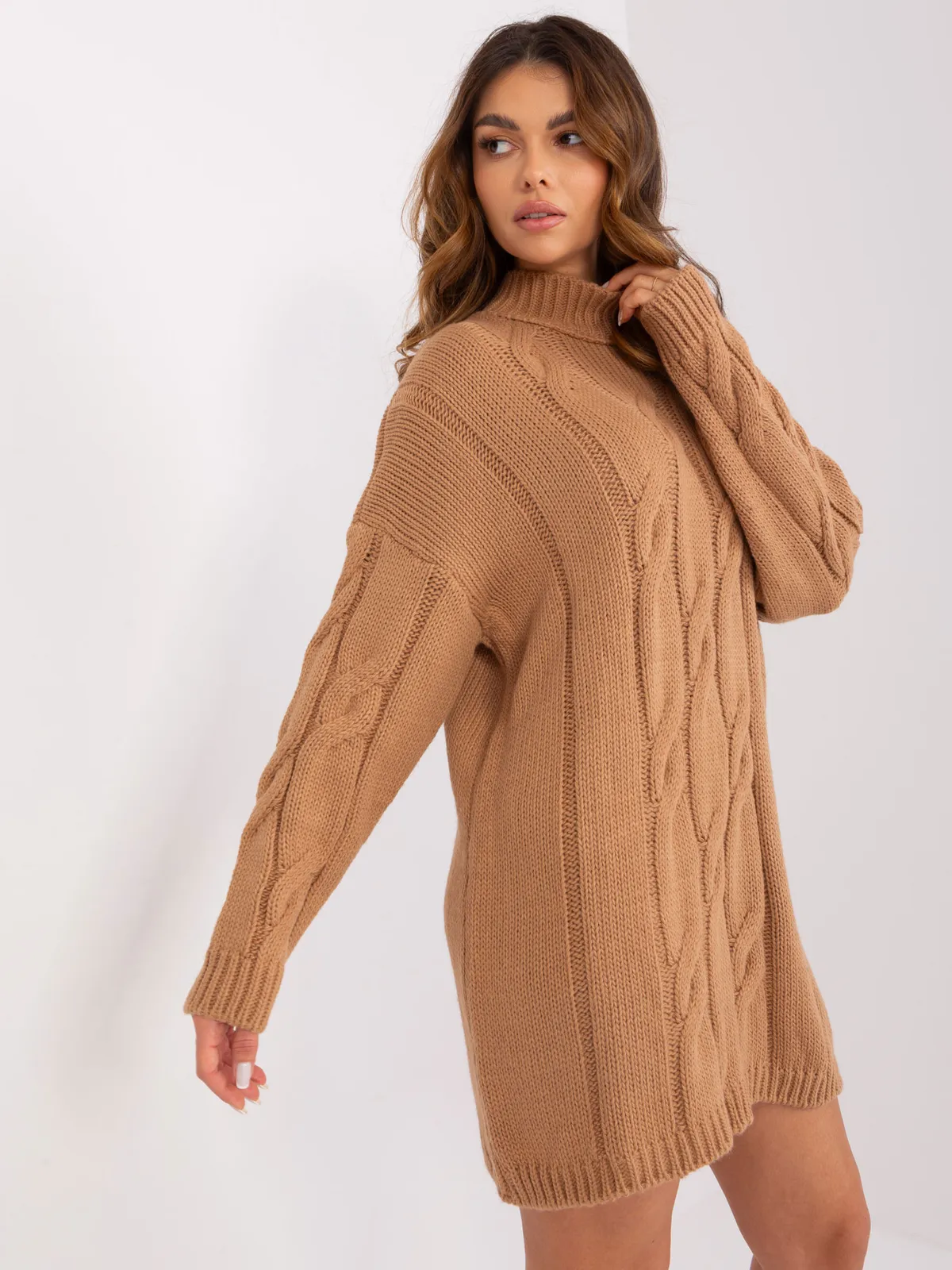 Dzianinowa sukienka z warkoczowym splotem i golfem - zdjęcie 1