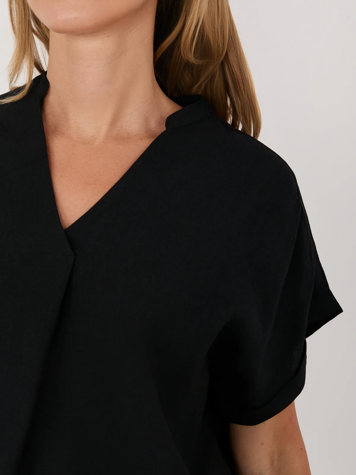 Minimalistyczna bluzka z dekoltem w serek - zdjęcie 1