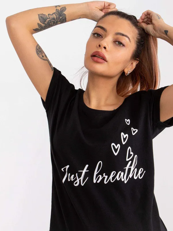 Casualowy T-shirt z nadrukiem i podwiniętymi rękawami - widok 2