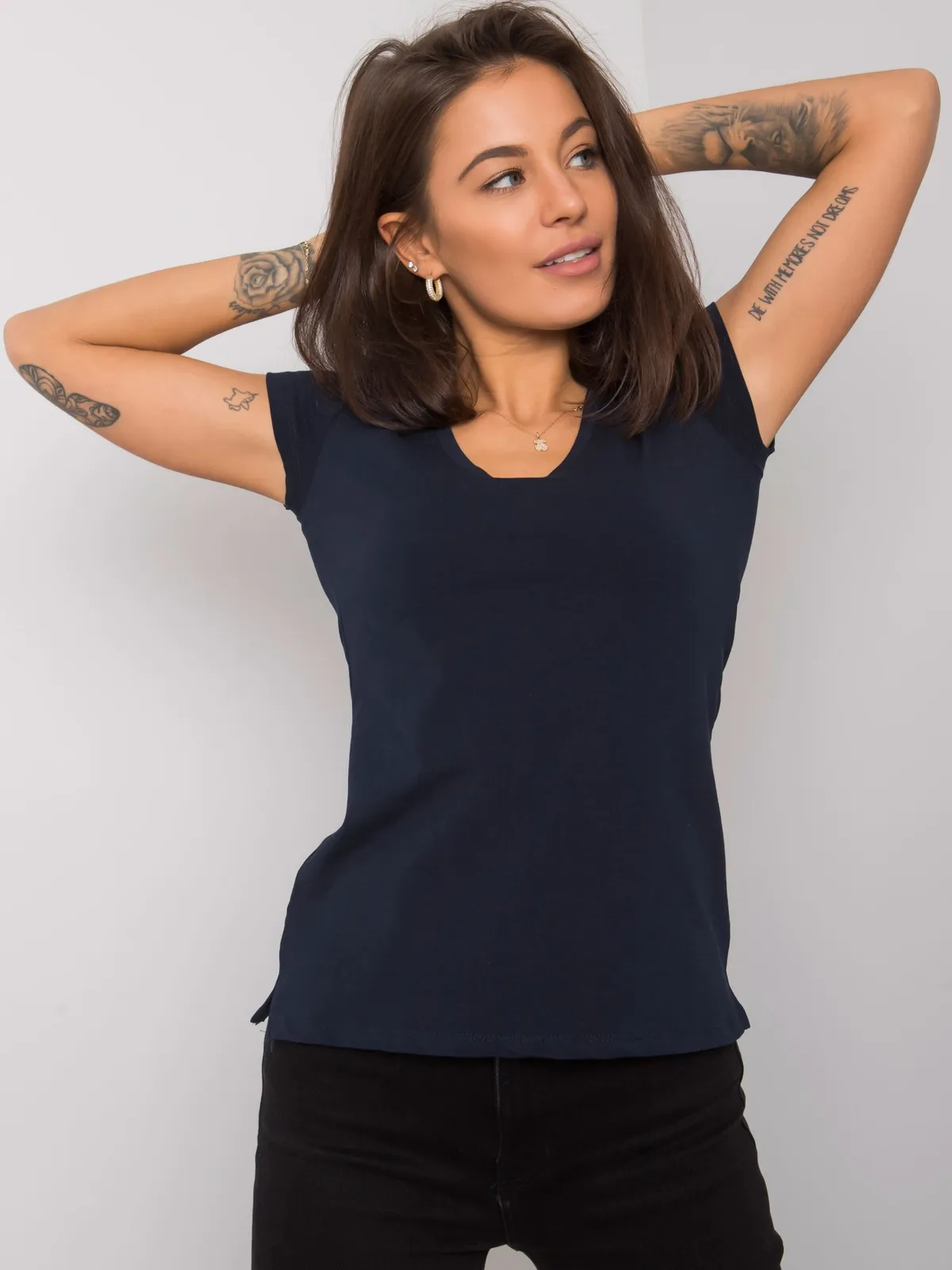 T-shirt w serek granatowy - zdjęcie 5