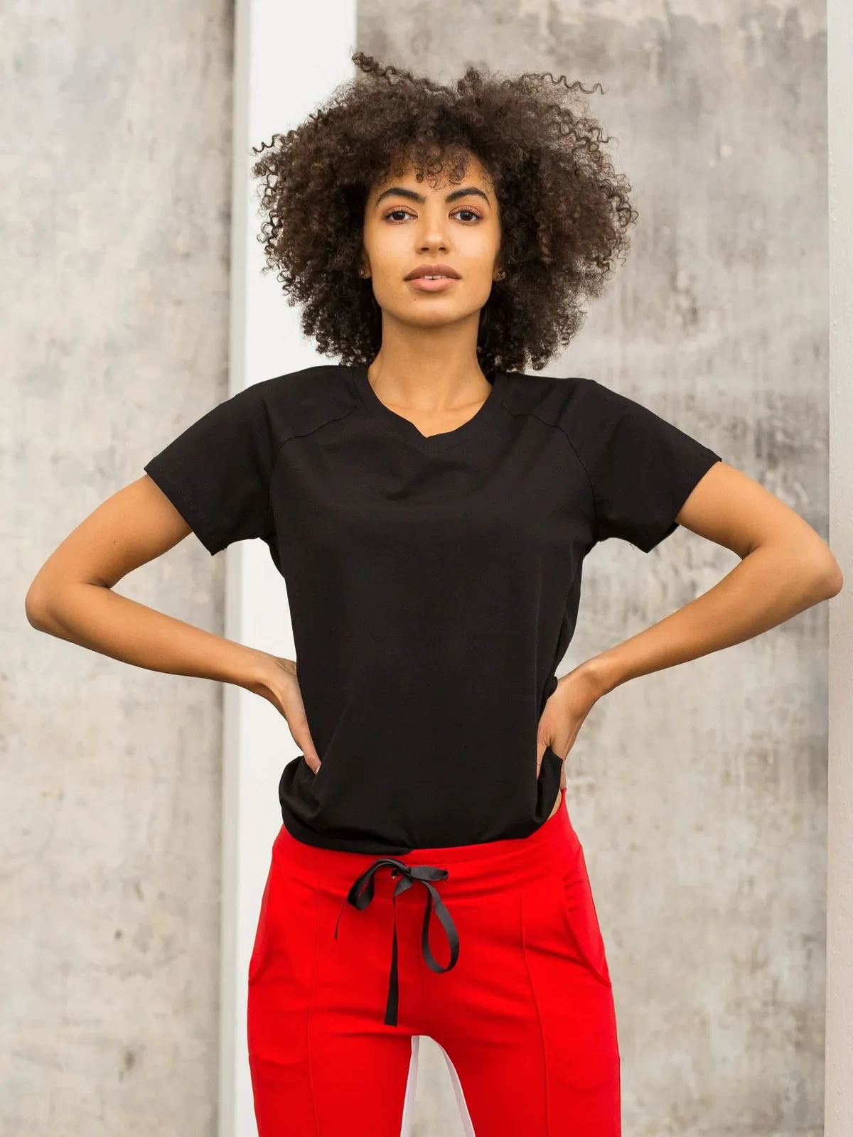 Czarny t-shirt FOR FITNESS z dekoltem w serek - zdjęcie 2
