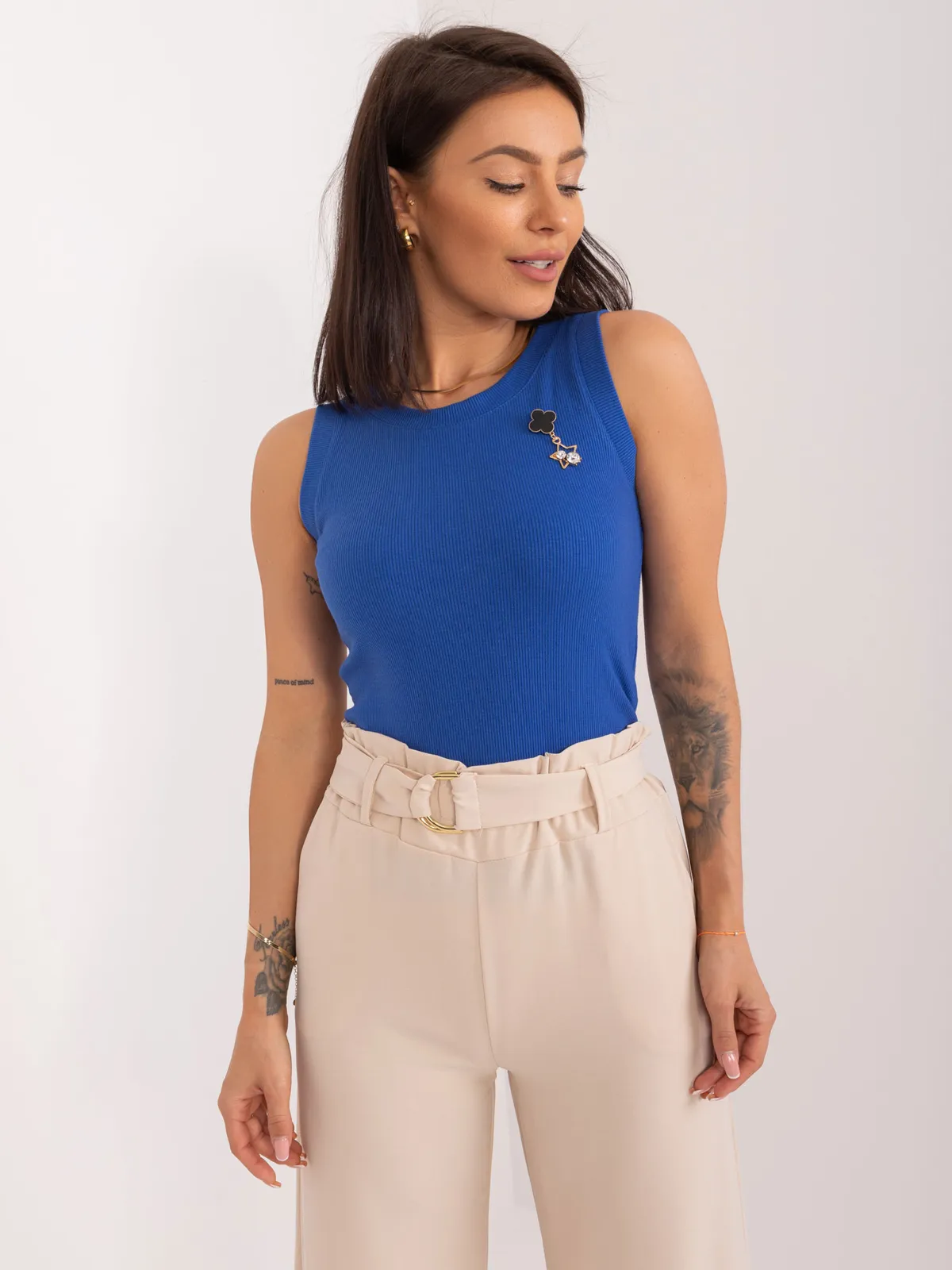 Dopasowany prążkowany top z ozdobną broszką - zdjęcie 1