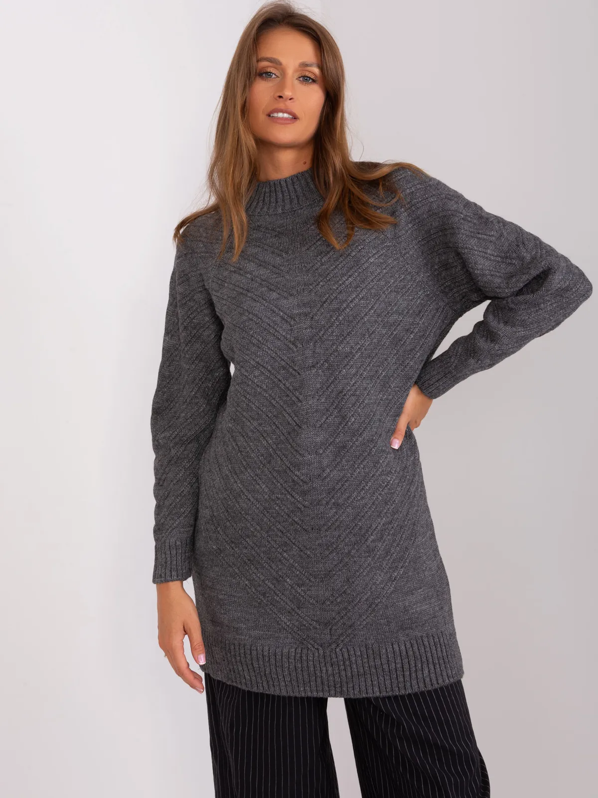 Ciemnoszary długi sweter oversize z półgolfem - zdjęcie 3