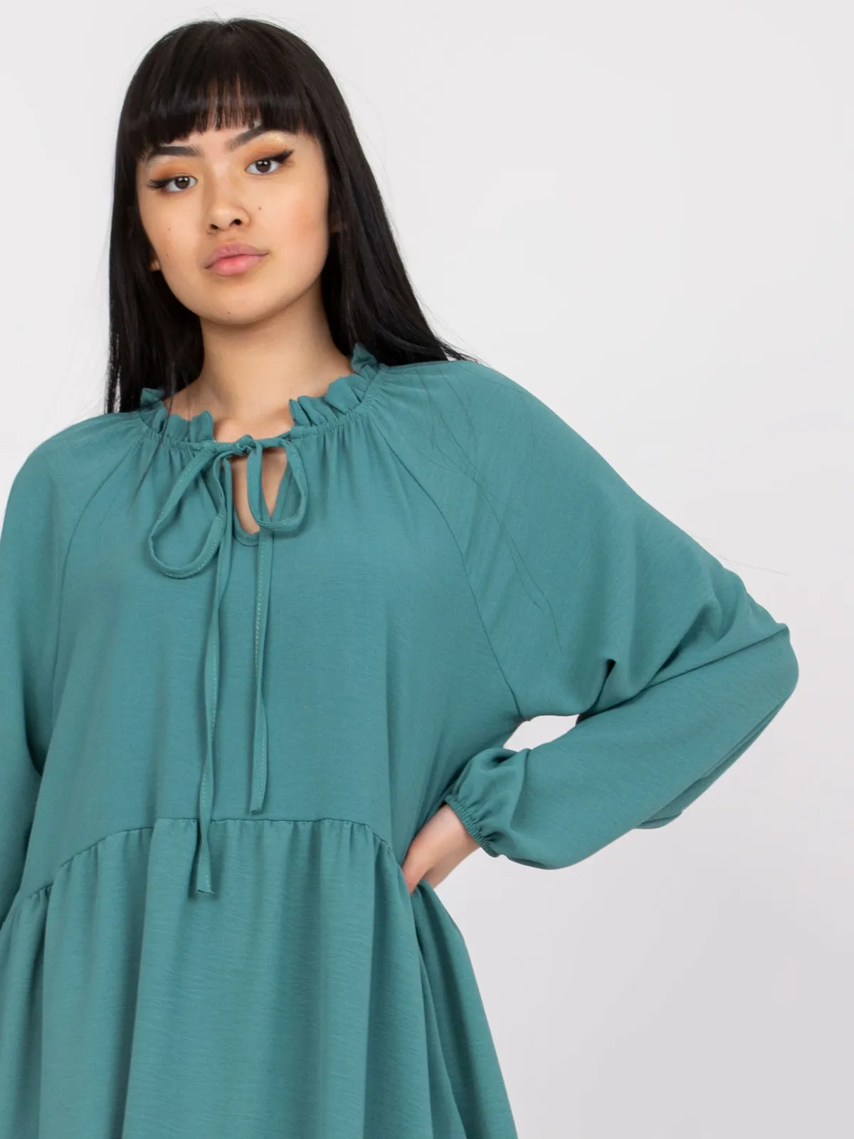 Sukienka mini o kroju oversize z falbanami - zdjęcie 1