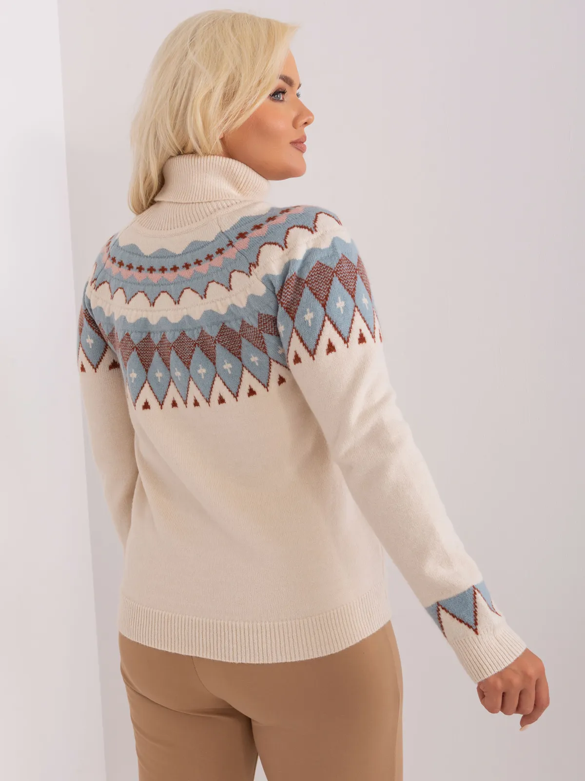 Miętowy damski sweter plus size z golfem - zdjęcie 4