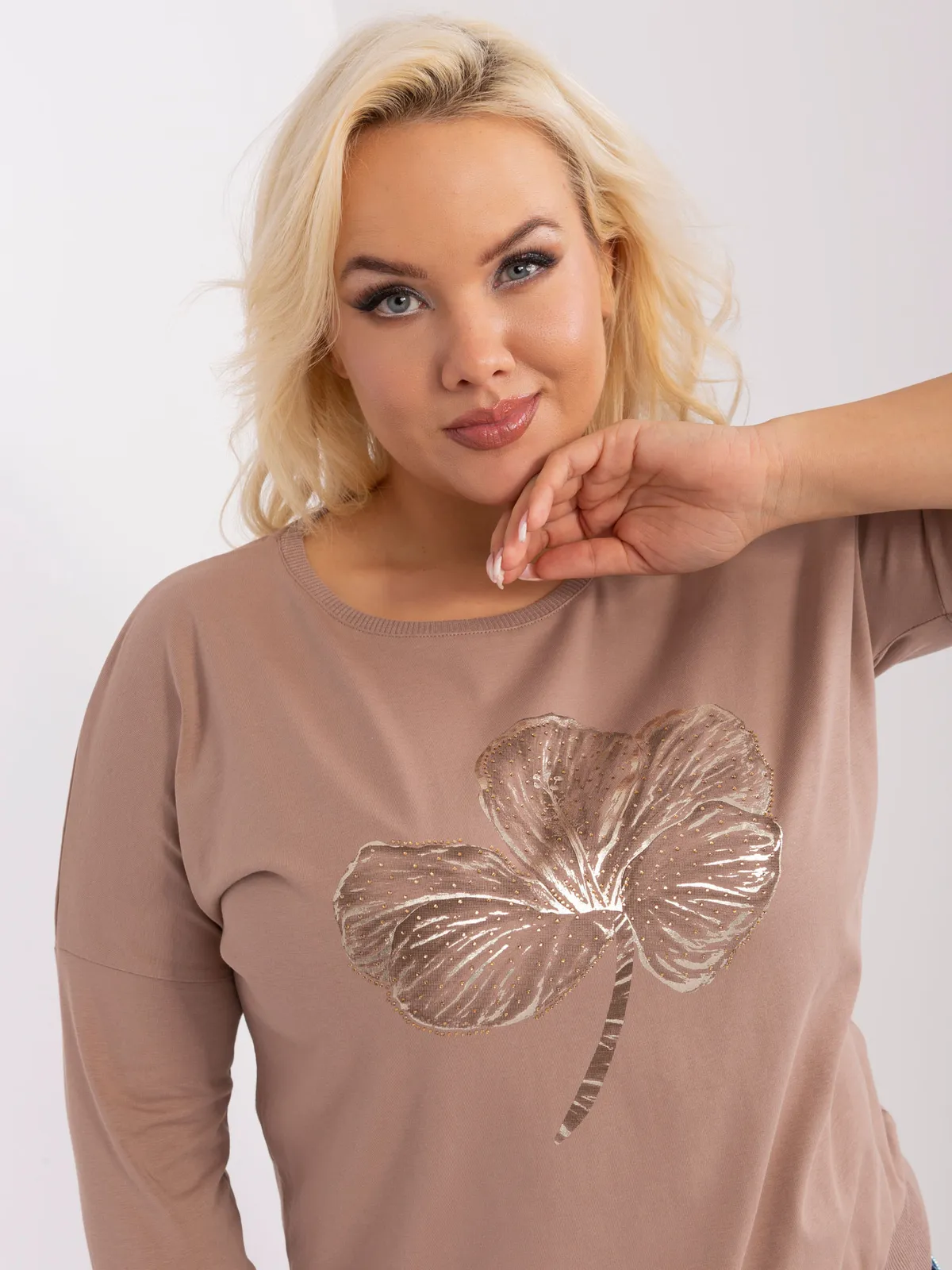Czarna bluzka plus size z błyszczącym nadrukiem - zdjęcie 1