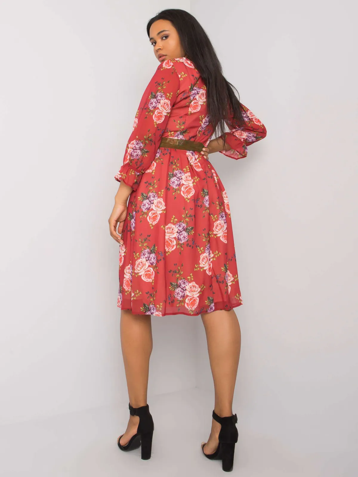 Bordowa sukienka plus size w kwiatowe wzory - zdjęcie 1