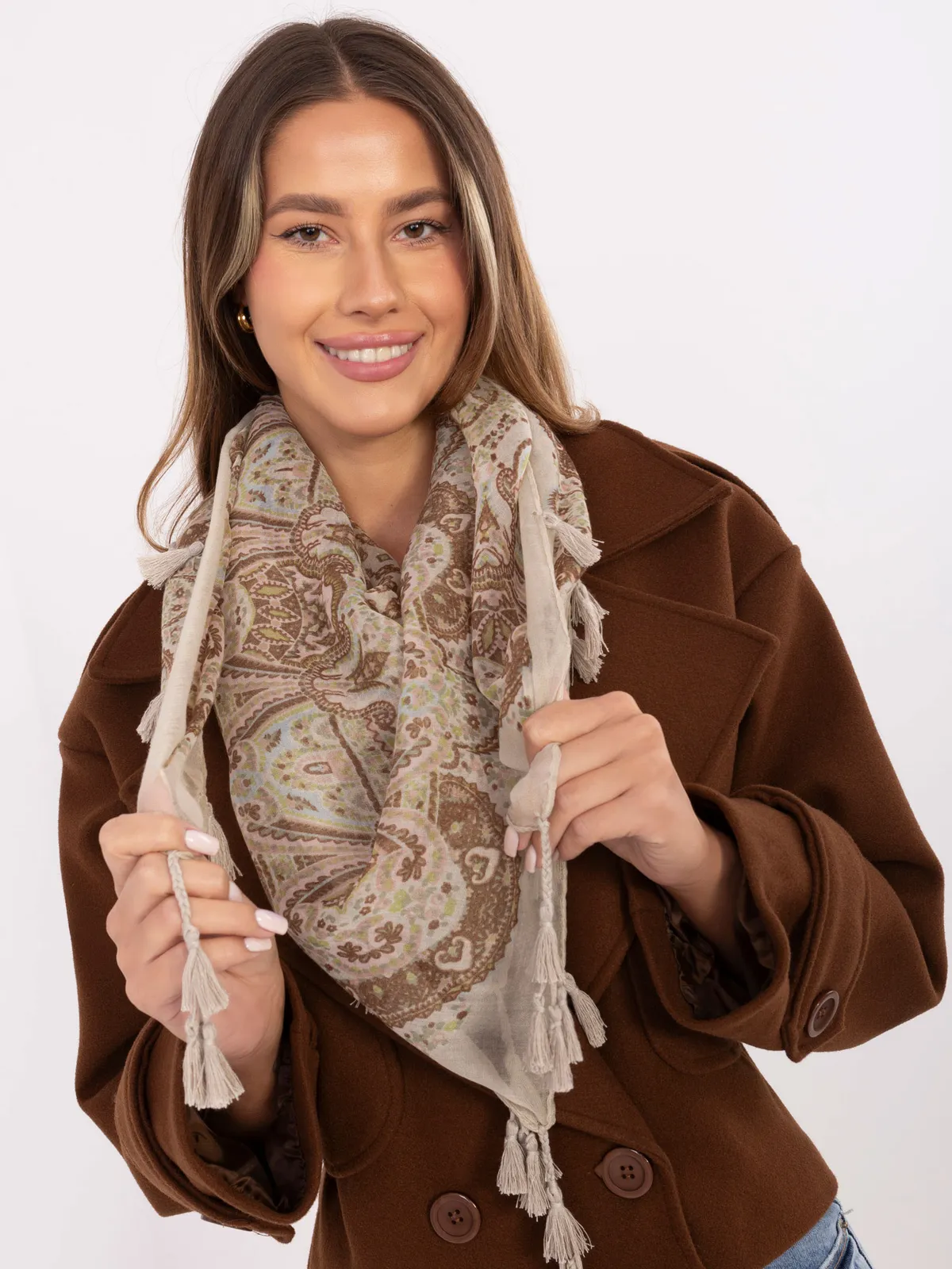 Wzorzysta chusta z frędzlami w stylu boho - zdjęcie 1