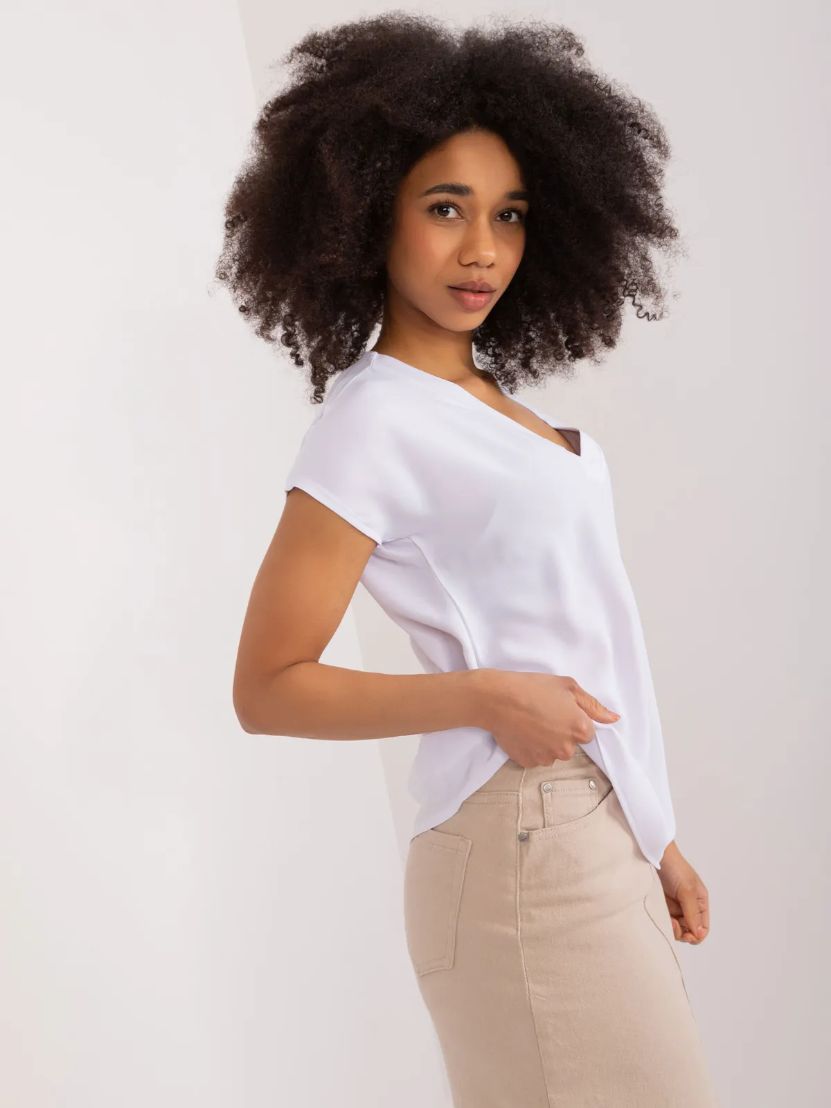 Klasyczna bluzka z głębokim dekoltem w serek - zdjęcie 1