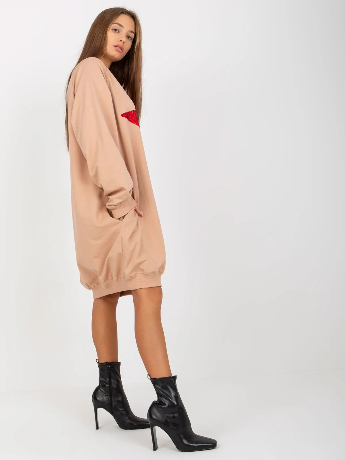 Beżowa długa bluza oversize z aplikacją z dżetów - zdjęcie 2