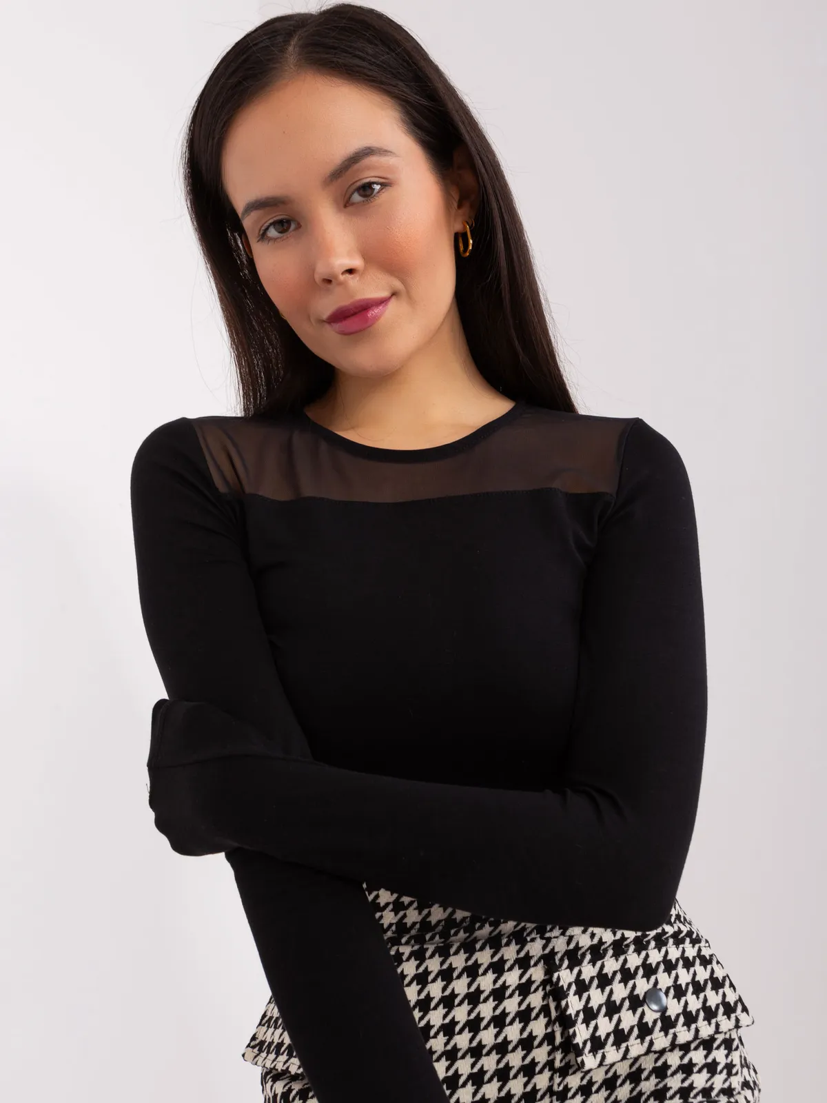 Czarna bluzka z siateczkowym dekoltem BASIC FEEL GOOD - zdjęcie 7