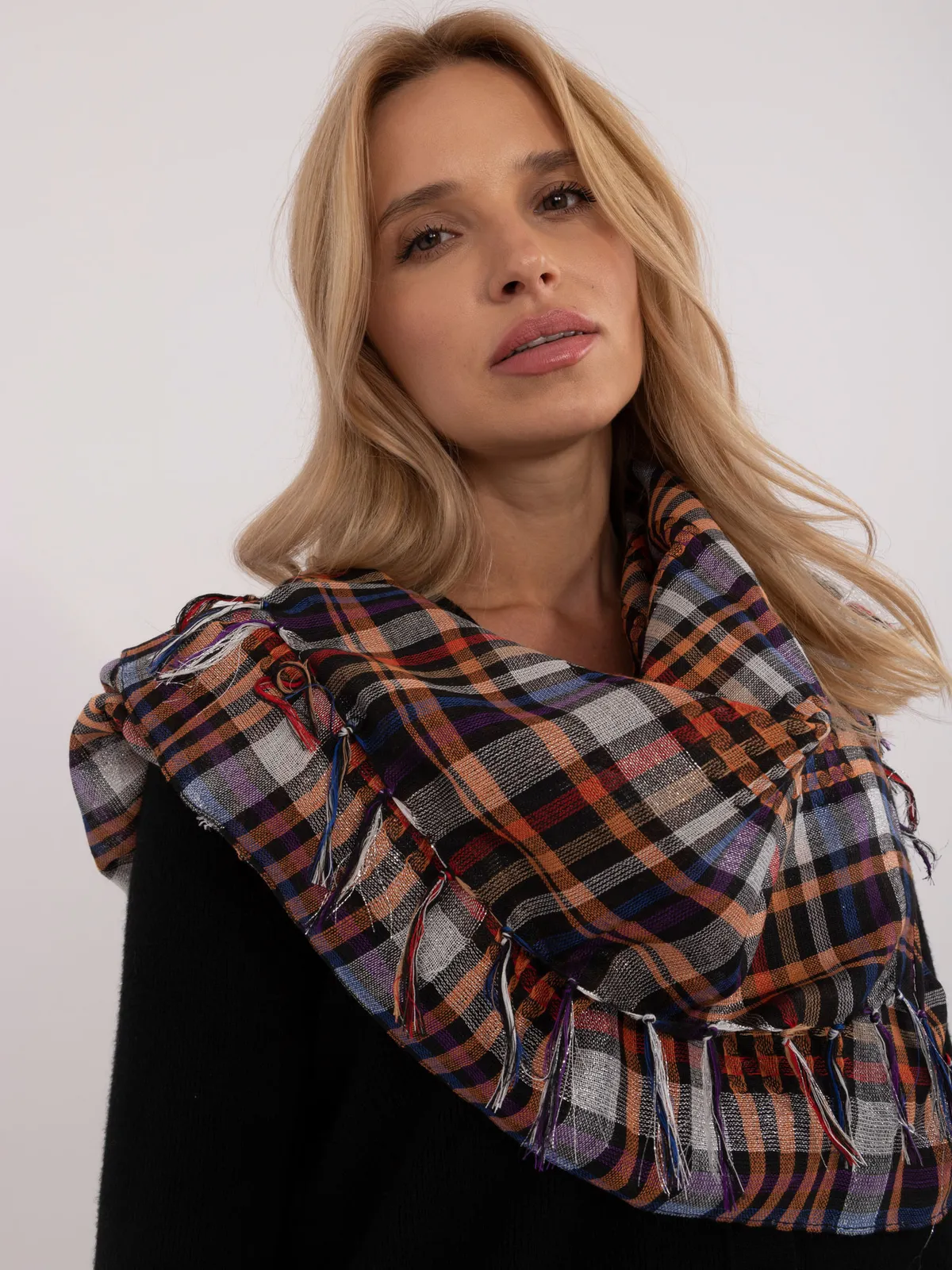 Kwadratowa chusta w kratę z ozdobnymi frędzlami - zdjęcie 1