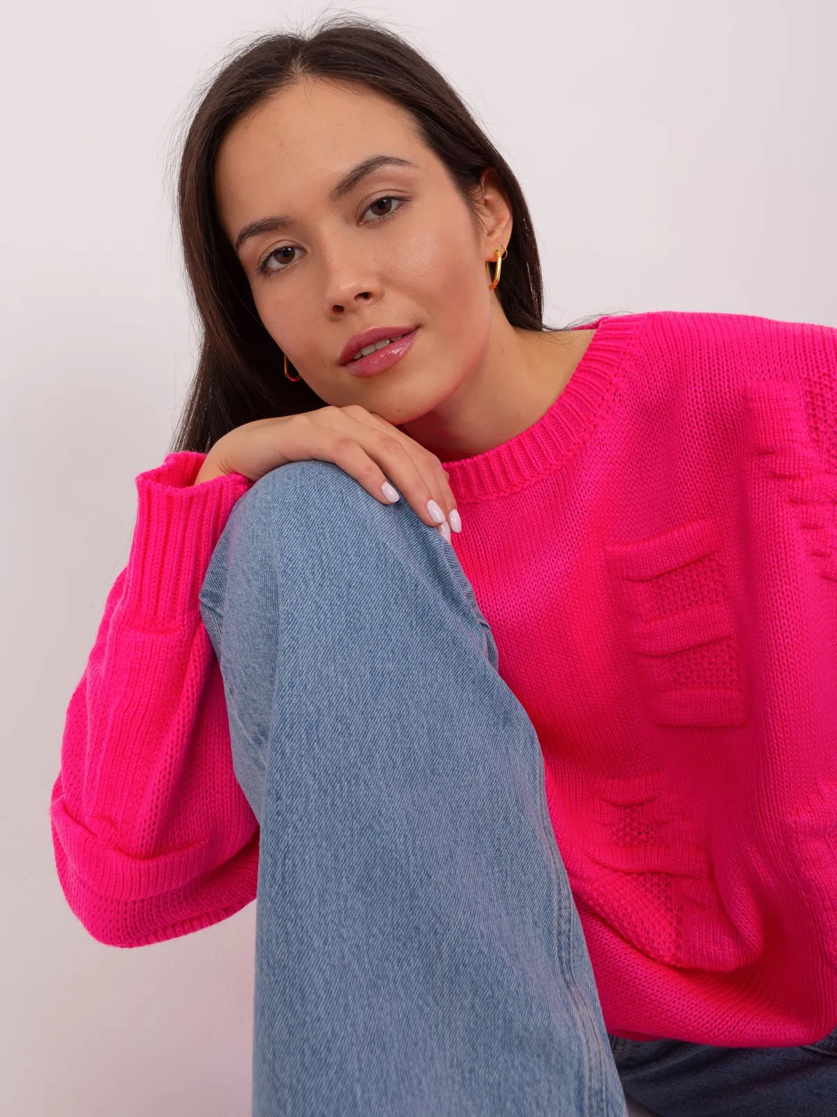 Fluo różowy sweter oversize z okrągłym dekoltem - zdjęcie 4