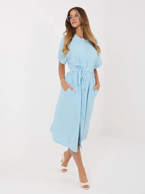 Sukienka szmizjerka z subtelnym kołnierzykiem i paskiem