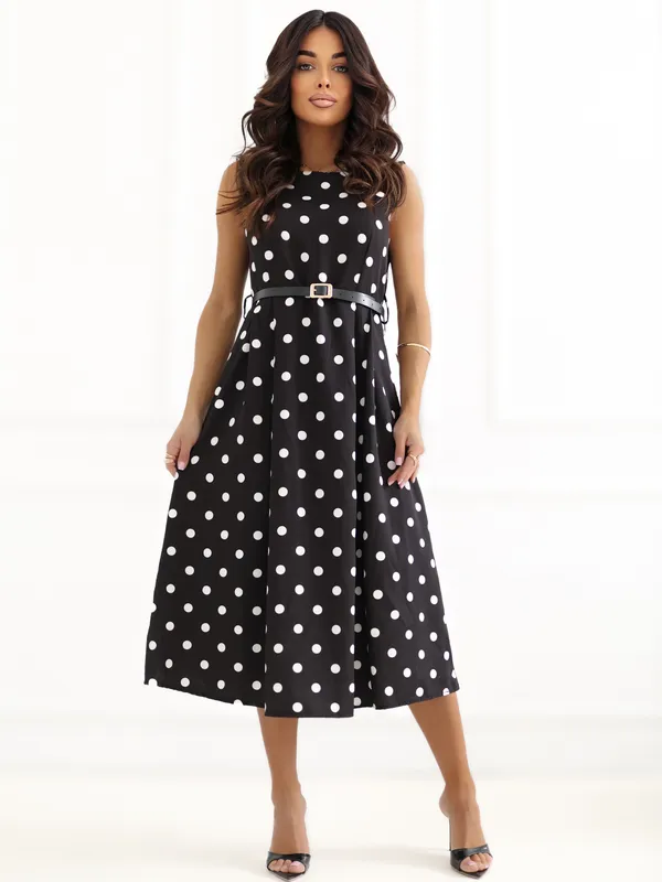 Rozkloszowana sukienka midi w groszki z paskiem