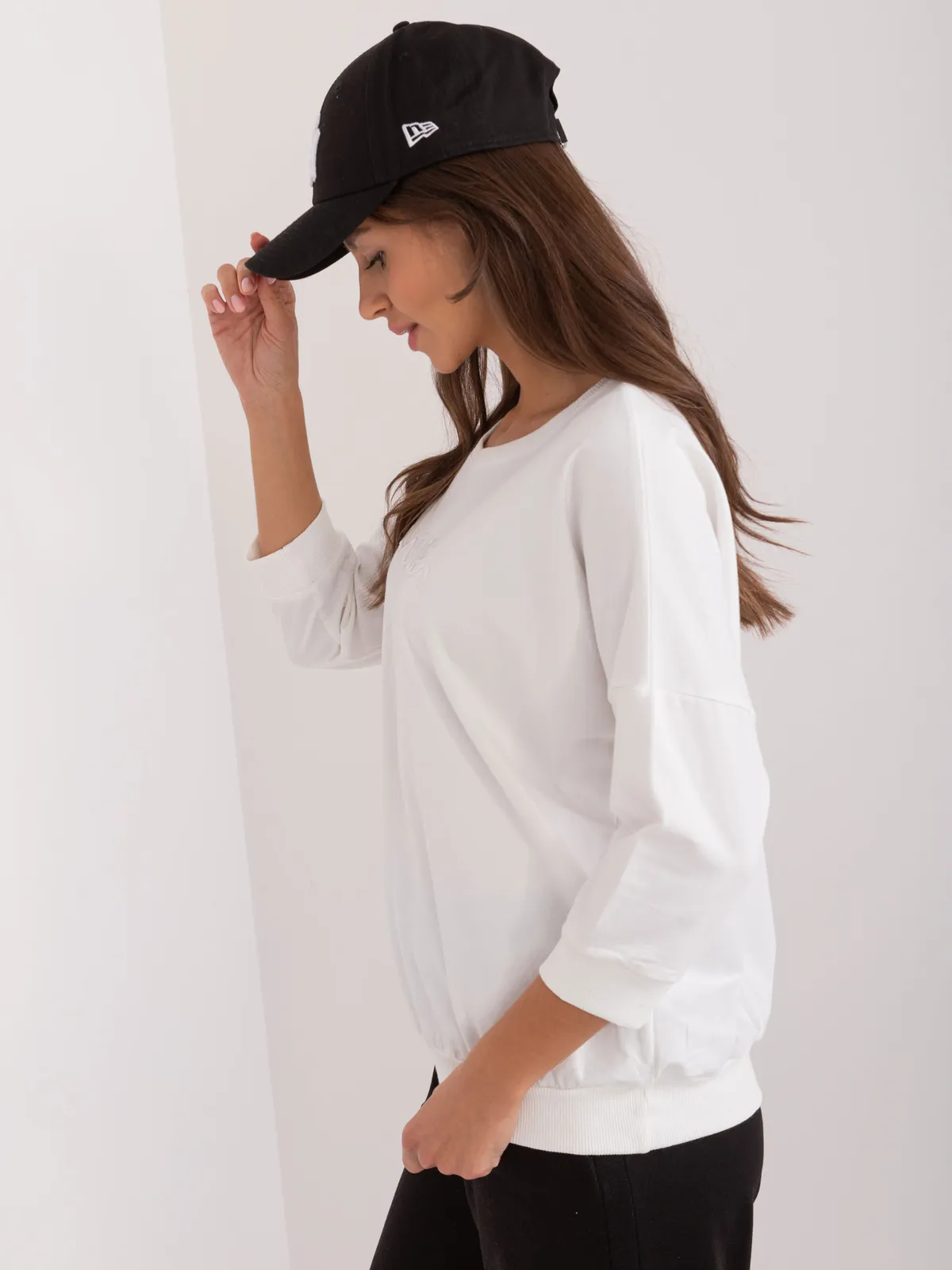 Casualowa bluza z haftowanym napisem i ściągaczem - zdjęcie 1