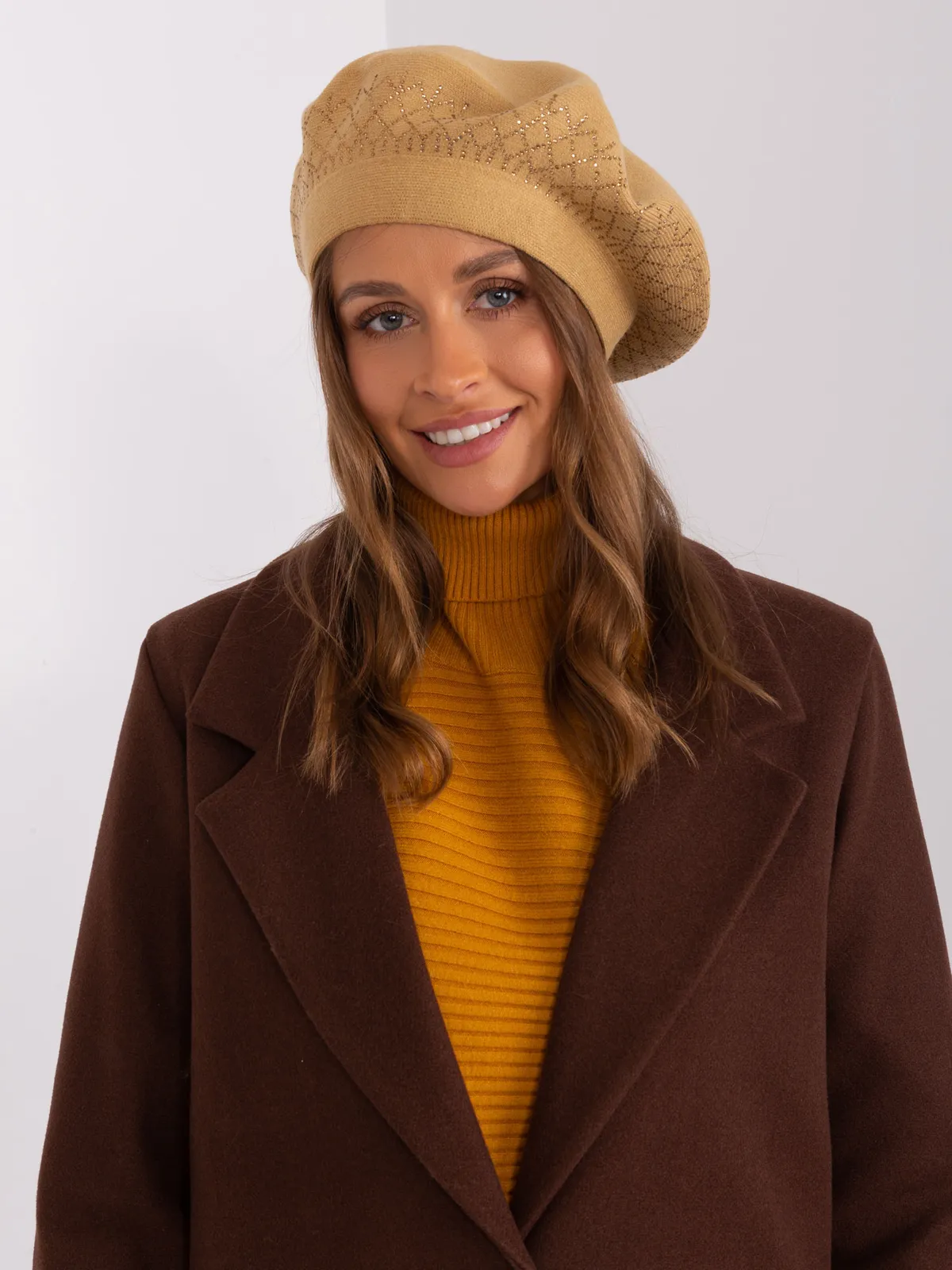 Camelowy beret damski z aplikacją - zdjęcie 2