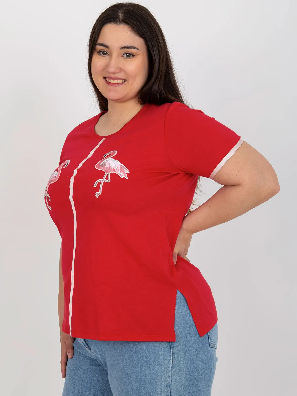 Czerwony damski t-shirt plus size z naszywkami - zdjęcie 4