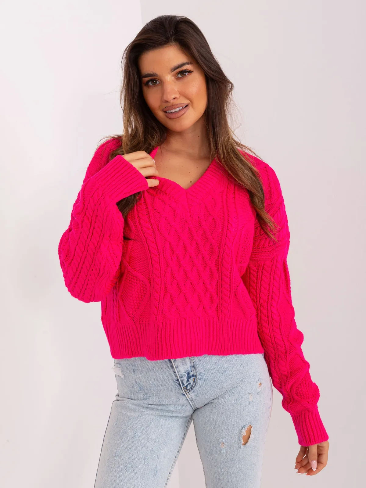 Fuksjowy krótki sweter z warkoczami - zdjęcie 1