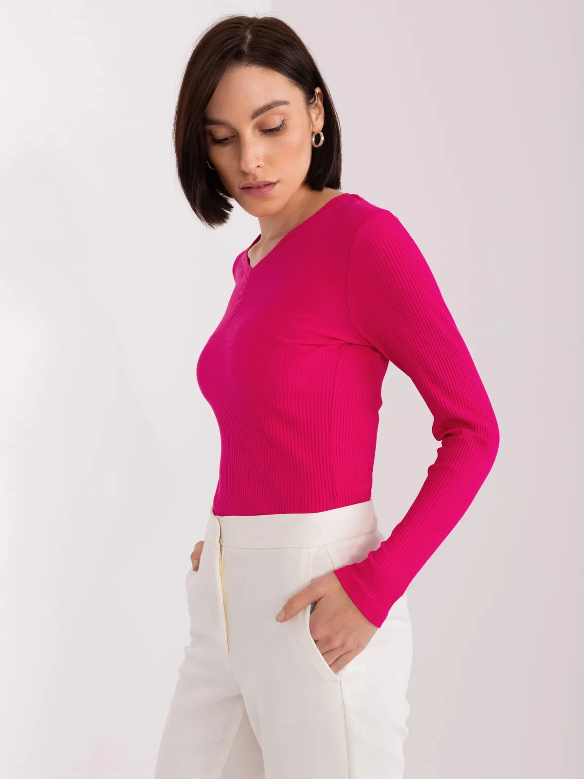 Czarna prążkowana bluzka longsleeve basic z dekoltem V - zdjęcie 4