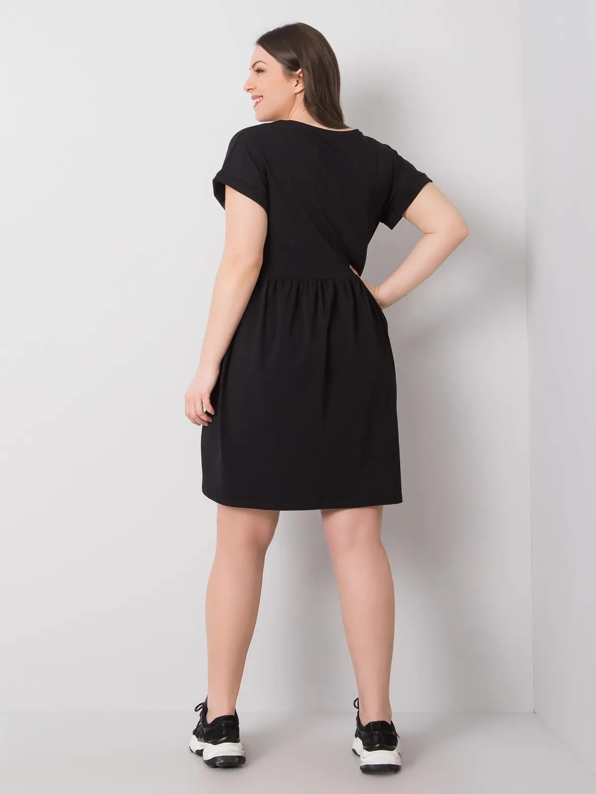 Czarna sukienka plus size z bawełny - zdjęcie 4