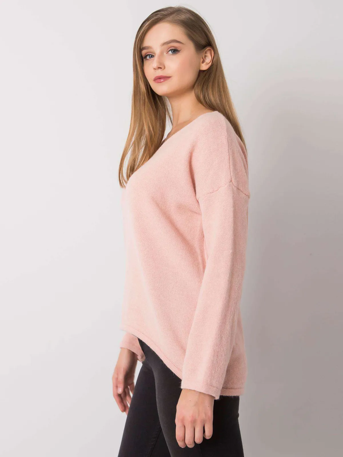 Jasnoróżowy sweter oversize - zdjęcie 2