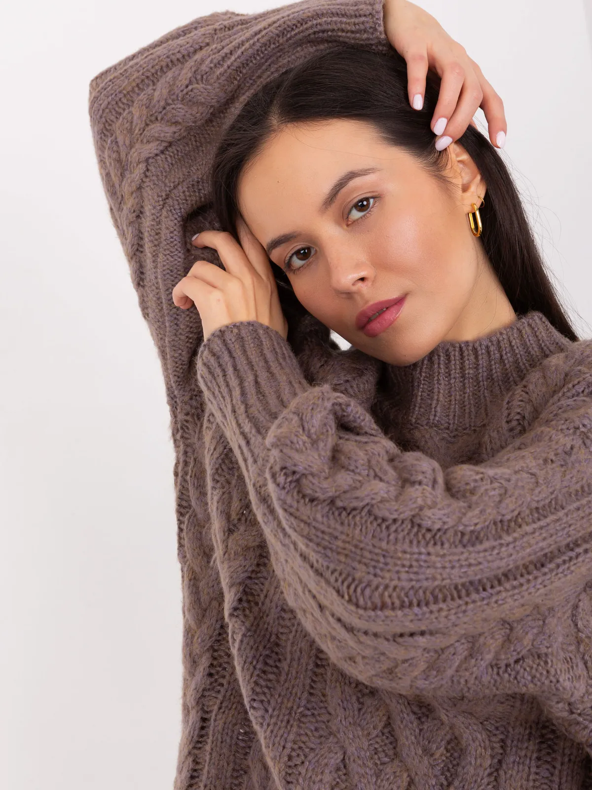 Granatowy dzianinowy sweter z warkoczami - zdjęcie 4