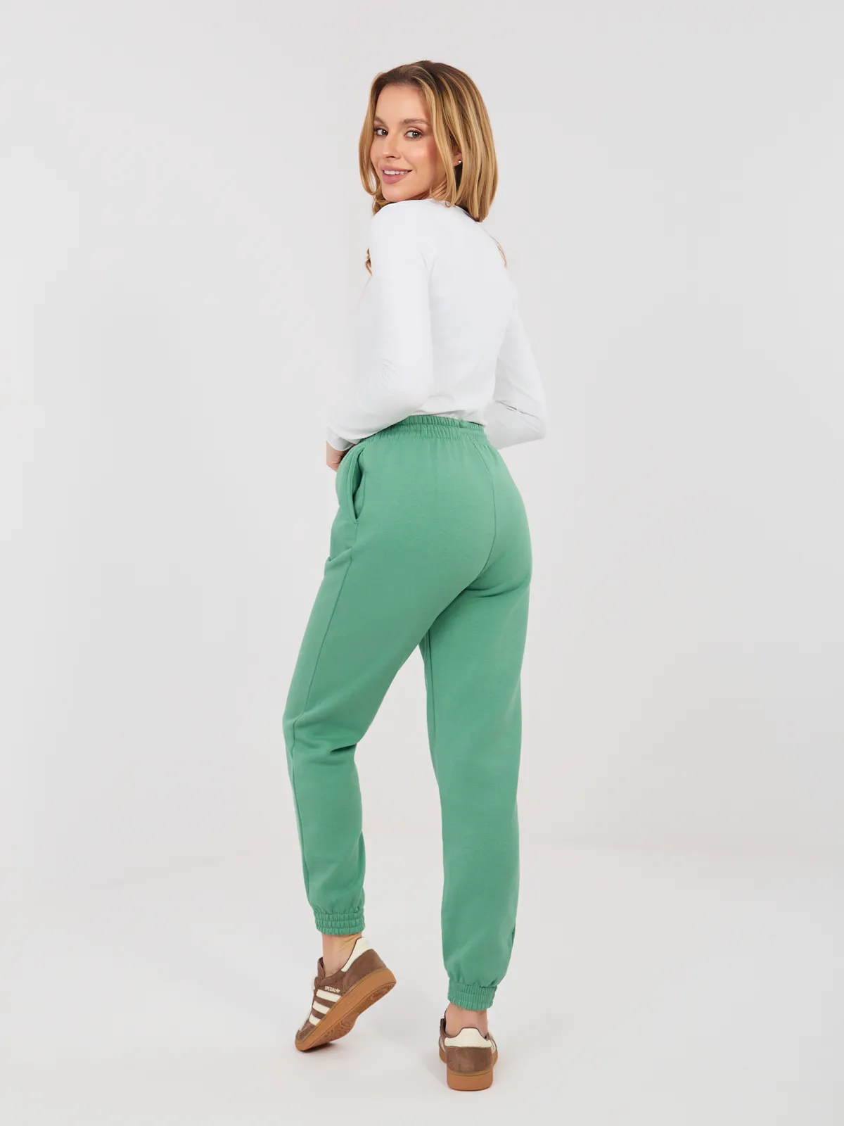 Komfortowe spodnie dresowe o kroju jogger - zdjęcie 1