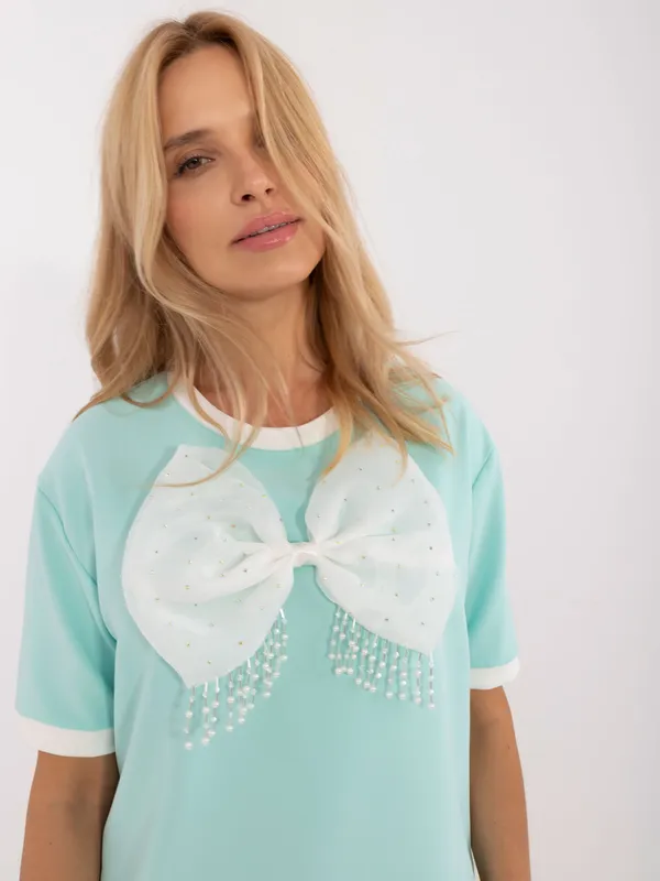 T-shirt oversize z ozdobną kokardą i koralikami - widok 2