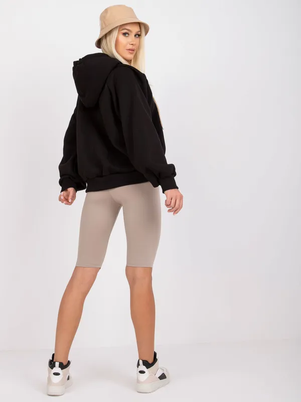 Bluza oversize z kapturem i dekoracyjną aplikacją