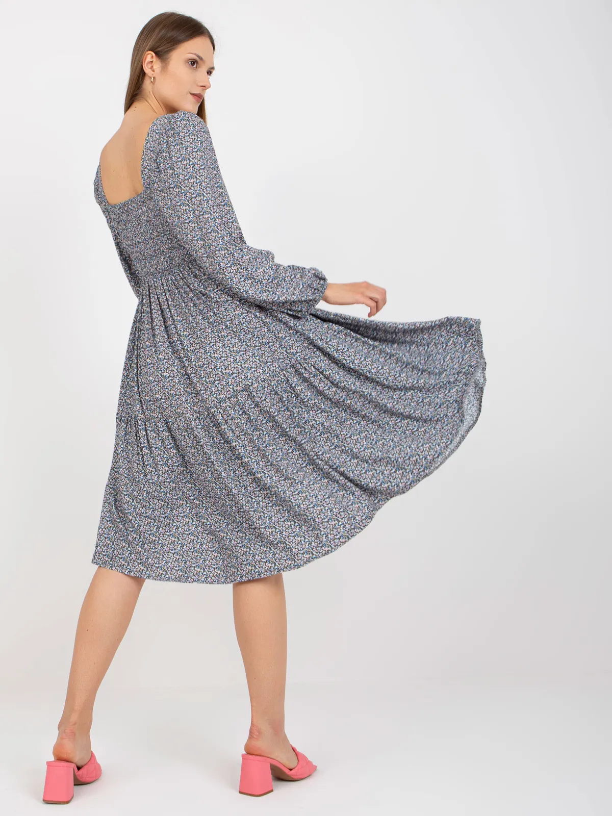 Rozkloszowana sukienka midi z kwadratowym dekoltem - zdjęcie 1