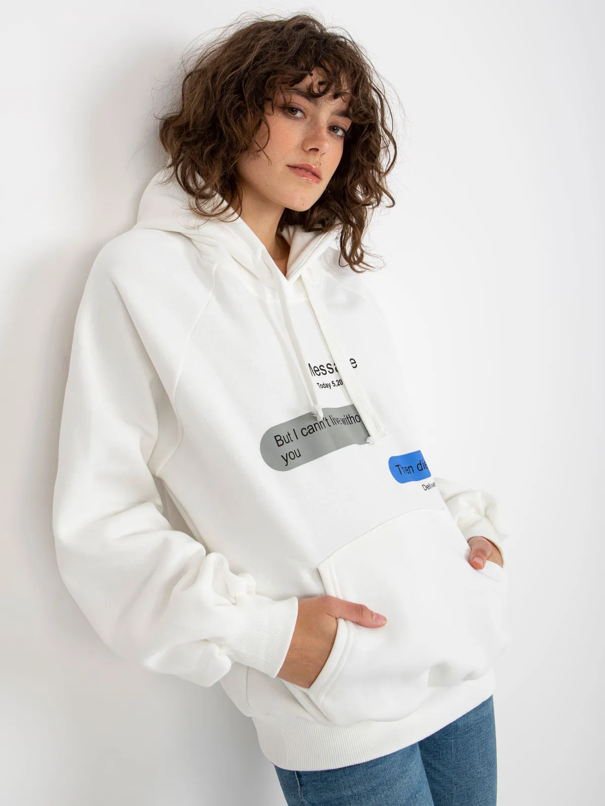 Jasnoróżowa dresowa bluza z nadrukiem oversize - zdjęcie 4