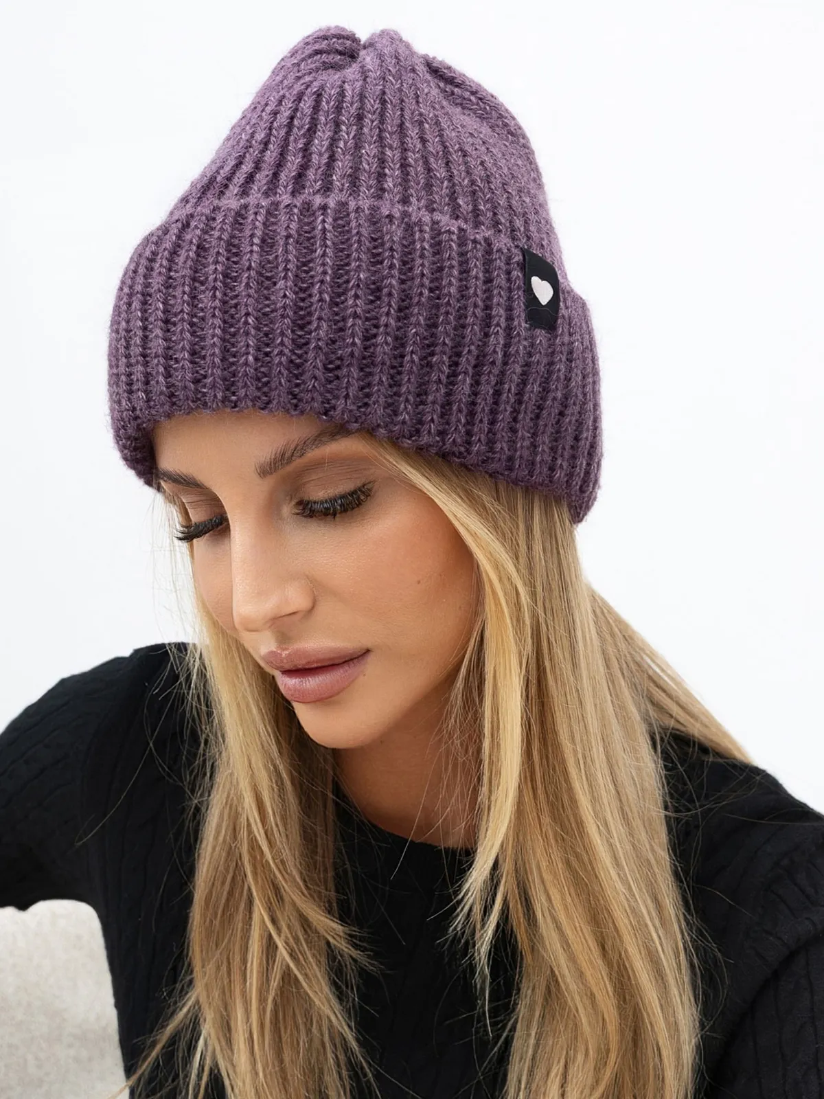 Czapka beanie z naszywką w kształcie serca - zdjęcie 4