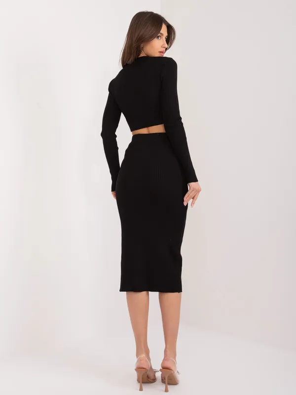 Komplet z kopertowym crop topem i spódnicą midi