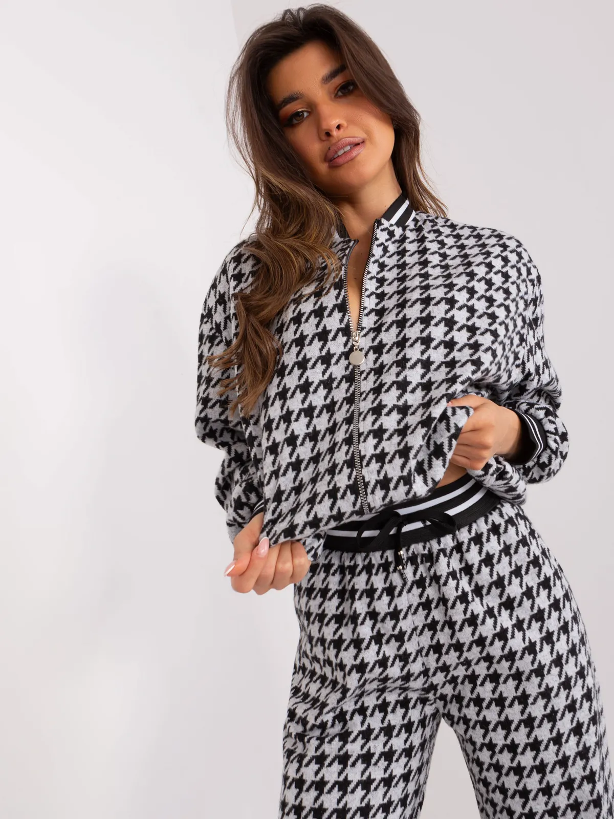 Dwuczęściowy komplet ze spodniami i rozpinaną bluzą - zdjęcie 1